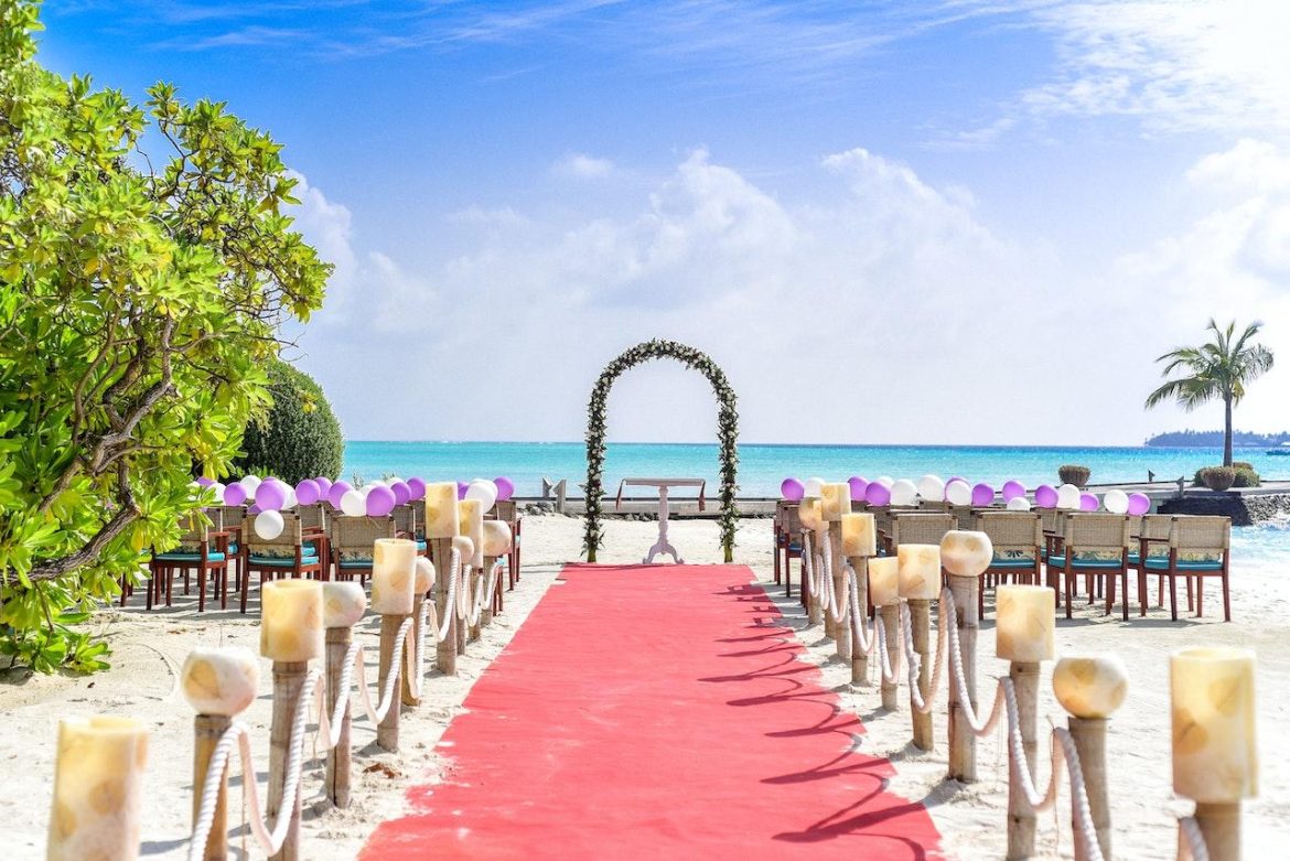 2ivxxlb1ayjbbdz 4 Surprising Reasons to Organize Your Wedding on the Beach